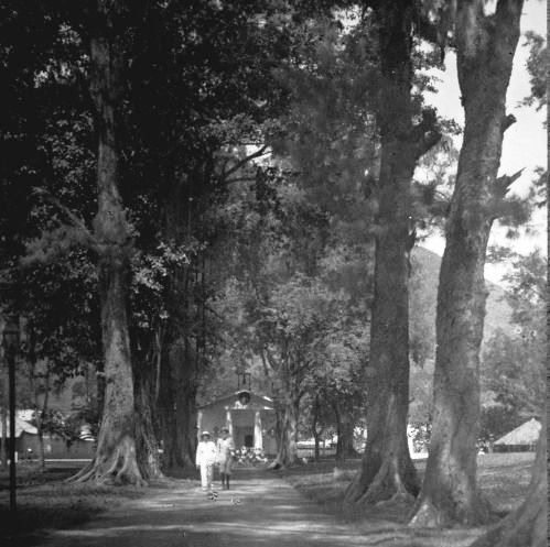 collectie_tropenmuseum_een_laan_die_uitkomt_bij_de_kerk_in_bandaneira_1925-copy