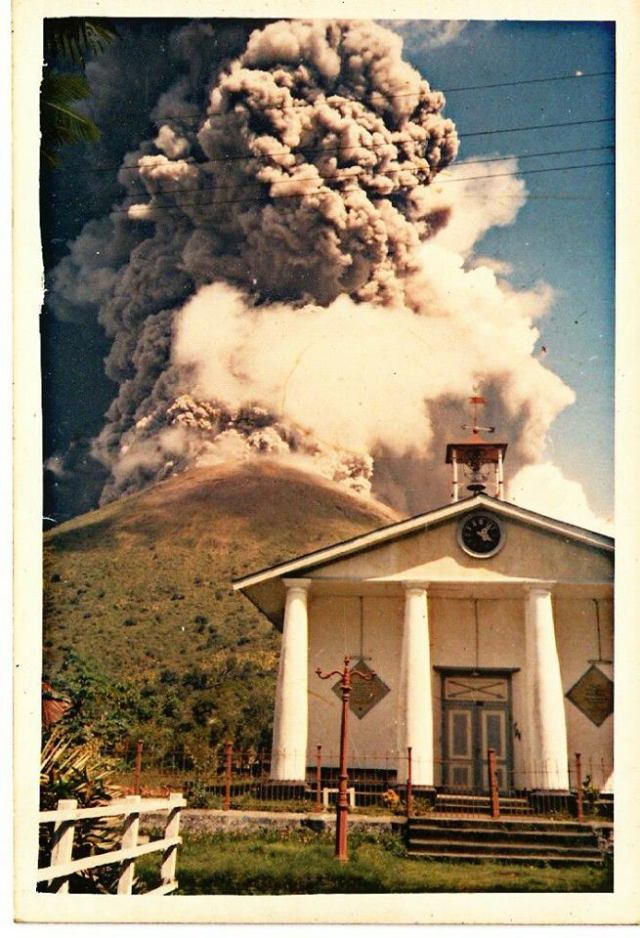 Gunung Api erupting