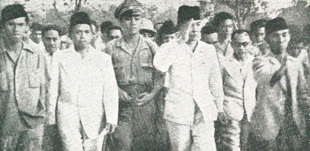 Blitar Sukarno_arriving,_Impressions_of_the_Fight_September 1945