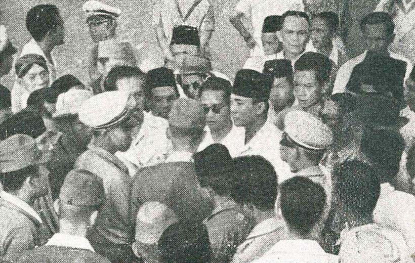 Blitar Sukarno_blocked_from_speaking,_Ikada Square